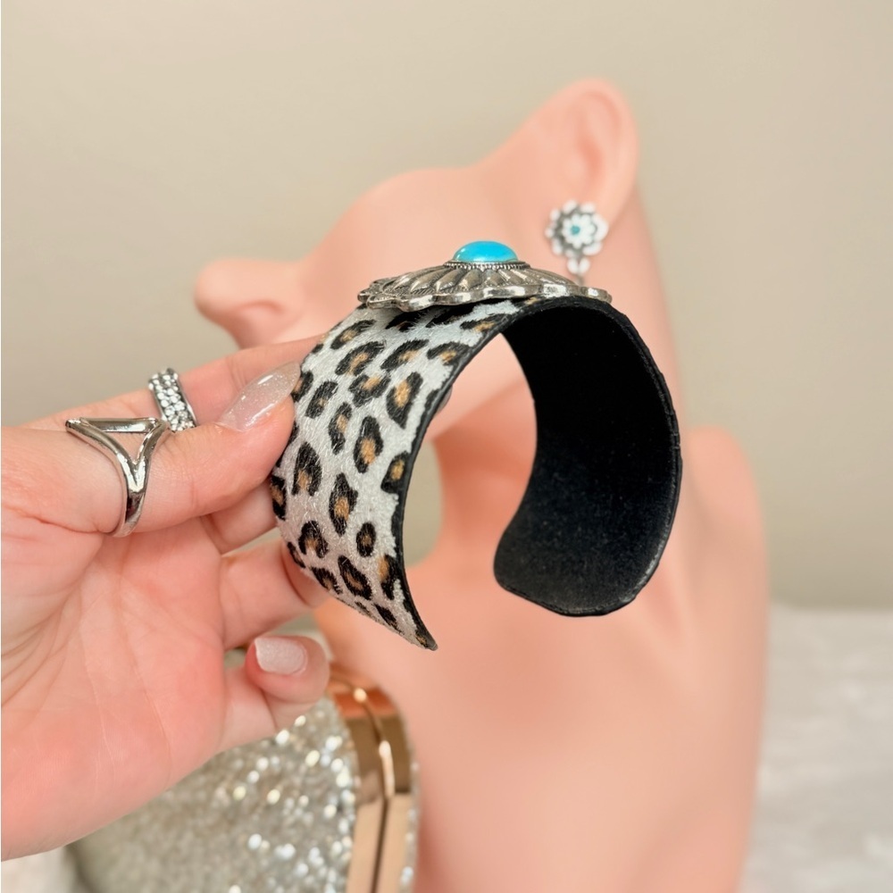 ⚜️ Leopard Print Western Cuff Bracelet with Turquoise Accent - Picture 4 of 8